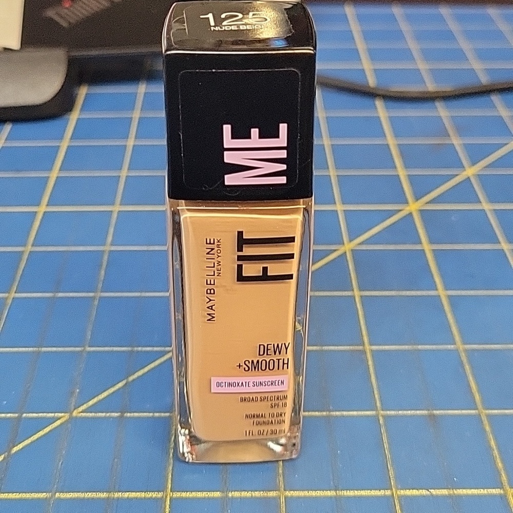 Maybelline Fit Me Dewy + Smooth Foundation - 125 Nude Beige New 30ml Bottle